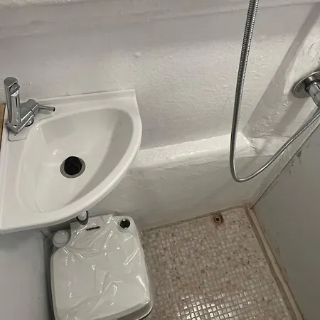 Camper Rent Albania Hotel en barco